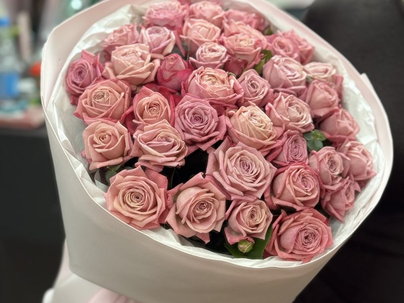 Букет кустовых роз сорта артезия