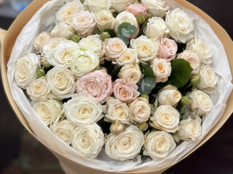 Букет кустовых роз сорта бомбастик светлых