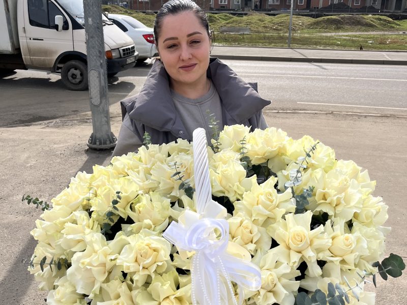 Огромная корзина из вывернутых роз