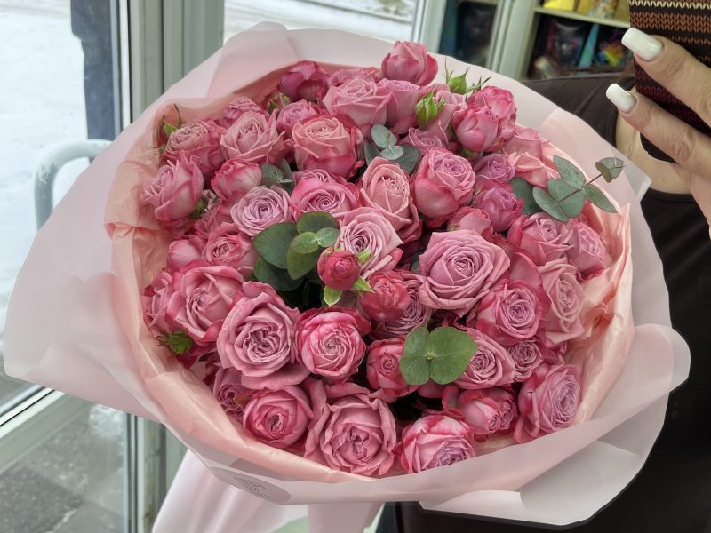 Букет кустовых роз сорта Артезия с эвкалиптом