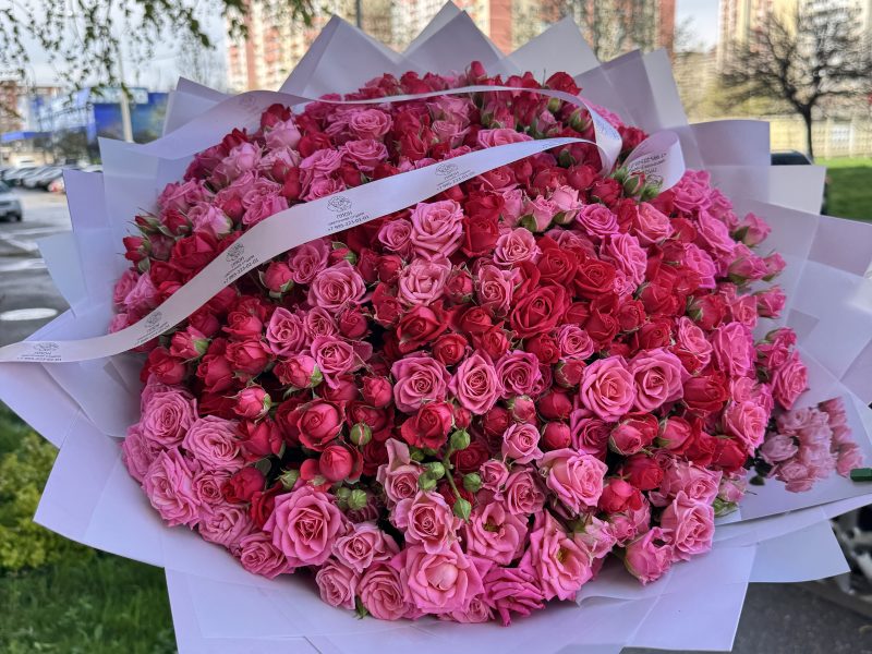 Букет 101 ветка кустовой розы