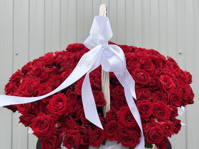 Корзина из красных кустовых роз
