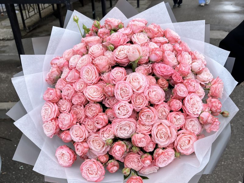 Букет из  21 ветки кустовой розы сорта бомбастик