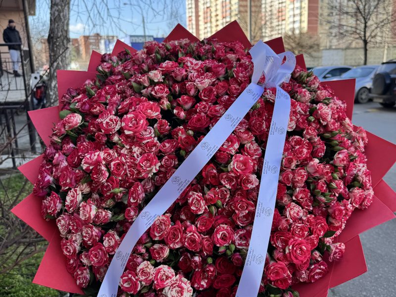 Букет из 101 ветки кустовой розы Кения